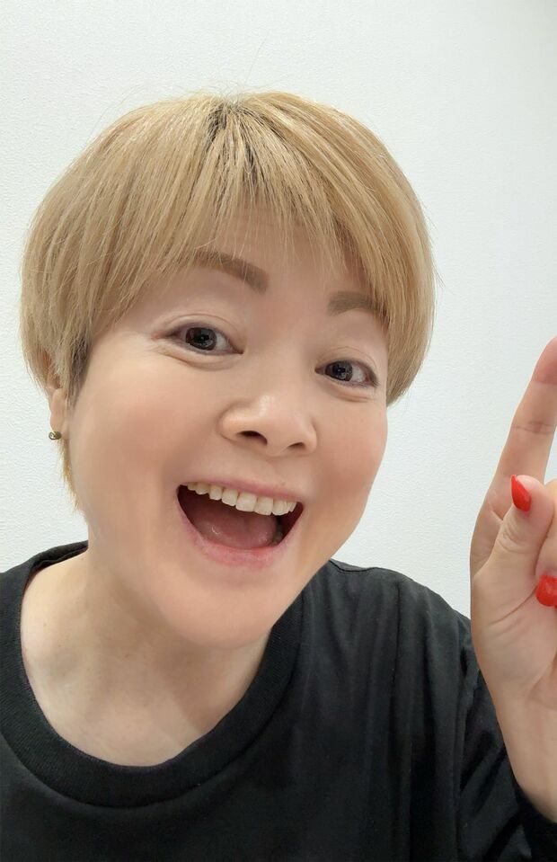 たけば校長（竹葉美保子）●名古屋ボーカルスクール校長。プロシンガー、ボイストレーナーとしての活動のほか、CMソングやテーマソングも制作。YouTubeやTikTokなどSNSでも活躍。オンラインでボイトレを行うなど、全国の老若男女をカラオケのプロに育てている。