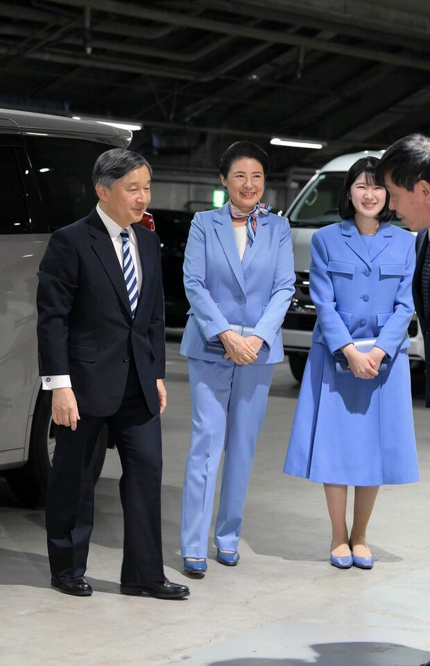 3月8日、東京ドームにWBCの観戦に訪れた天皇ご一家。天皇陛下、雅子さま、愛子さまはブルーのリンクコーデをされていた（撮影／JMPA）