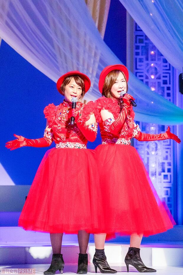 19:00『脳ベルSHOW』でも岡田の名アシスタントぶりを見せている川野良子フジテレビアナが、森口博子とともに完璧なWinkを。　撮影／矢島泰輔