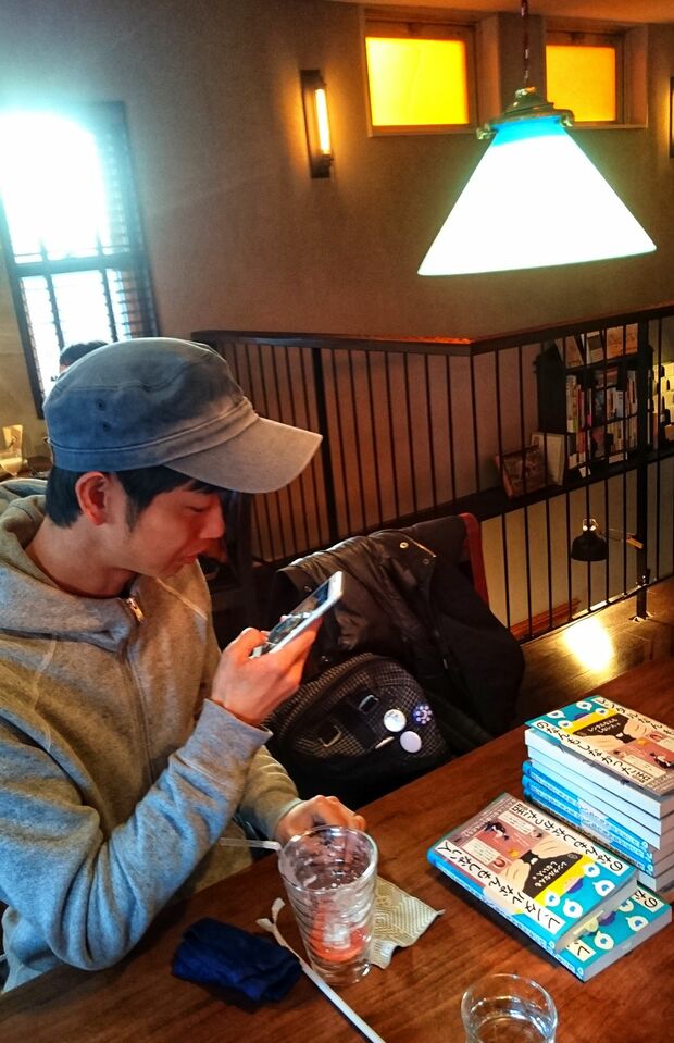 著者本の写真を撮るレンタルさん