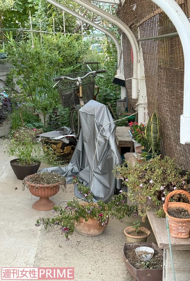 《茨城・阿見町》ほぼ枯れてしまった鉢植えが並ぶ容疑者宅のガレージ