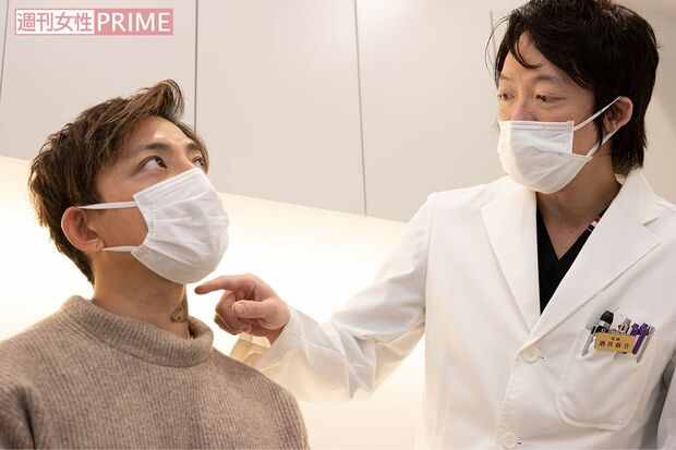 首のタトゥーを酒井医師に見せる後藤祐樹さん
