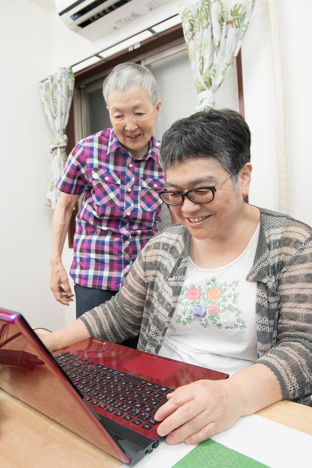 若宮さんが自宅で開くパソコン教室で「エクセル・アート」を習う山澤和江さん　撮影／渡邉智裕