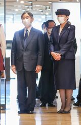 雅子さまは語り部の女性の話に沈痛な面持ちで耳を傾けられ「ご苦労されましたね」　撮影／JMPA