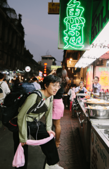 旅の最初。タイの同じ場所で写真を撮影した藤原江理奈は、「最初は表情をつくる余裕がまったくなかった。」(撮影=ERINAFUJIWARA)