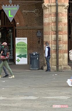 市街地の一隅に設置された喫煙所（イタリア・ボローニャ）