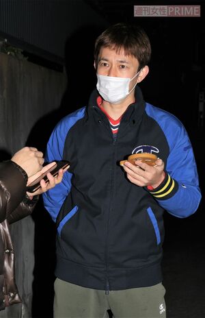 記者の取材に丁寧に答える森