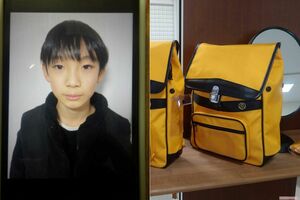 安達結希さん(京都府警提供)と安達さんが所有していた同型のランリュック(右)