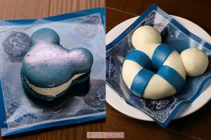 ジュビリーブルーのミッキーマカロン（650円）とスペシャルうきわまん（900円）