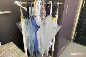 容疑者宅前に並べられた10本の傘。女性用のものも