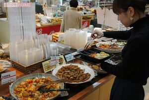 まずは、ごはんかパスタを150グラム以上専用の容器に入れ、惣菜を上限400グラムまでチョイス。どれもおいしそうで迷う