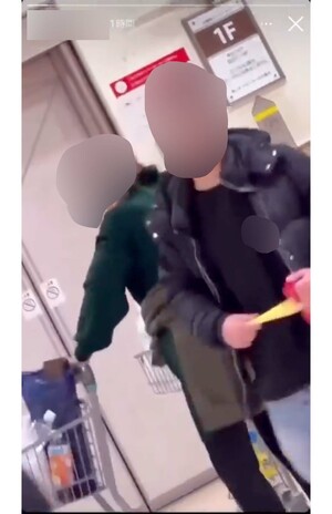 叩いた後、少年は場を離れようとするもーー（3/6）