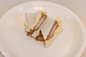 ファミリーマート「コク旨たまごサンド」に「ファミチキ（骨なし）」を挟むアレンジが外国人旅行客を中心に流行中　撮影／編集部