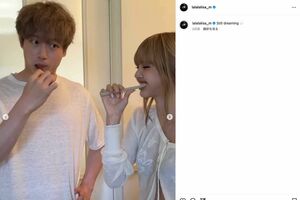 MV撮影時のオフショットを投稿したBLACKPINKのリサ。坂口健太郎とのイチャイチャ度が高すぎると話題に（リサのインスタグラムより）