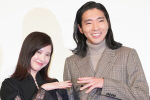 艶っぽさのあるタイトルバックに話が及ぶと「やりましょうか？」とサービス精神満点の吉高と柄本