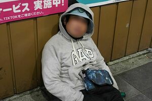 リンチを受けて入院していた被害男性。退院直後も顔がパンパンにはれていた（知人提供）