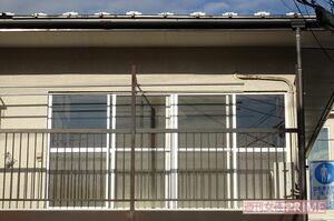 容疑者と母親が同居していた部屋。逮捕直後に引き払われ、現在は空き家状態