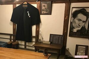 土蔵を改造したレストラン「WANY」の３階にある太宰治コーナー