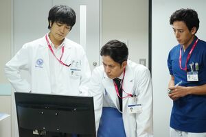 財前、里見、柳原ら同じ医療を志す者でも生き方には違いが…… (c)テレビ朝日