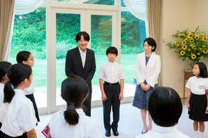 秋篠宮ご夫妻と悠仁さまは、沖縄と北海道から来た豆記者たちとご懇談。悠仁さまは少々、緊張されたご様子だった（7月31日）