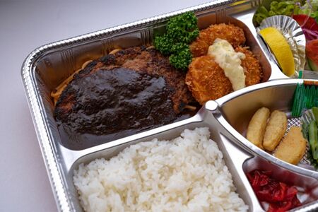 コンビニ弁当はカロリーはもちろん、塩分も多い場合がある　※写真はイメージです