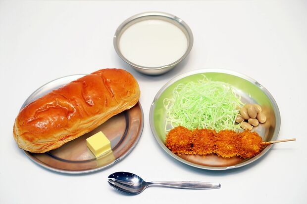 昭和32年（1957年）コッペパン、月見フライ、せんキャベツ、ぶどう豆、マーガリン、脱脂粉乳