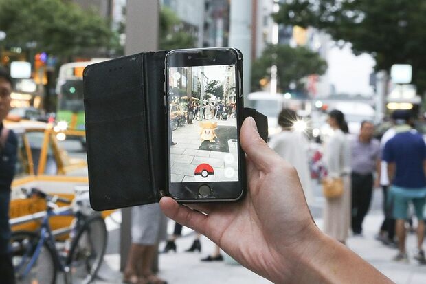 日常生活の中でポケモンを捕まえたりバトルしたりできる「ポケモンGO」