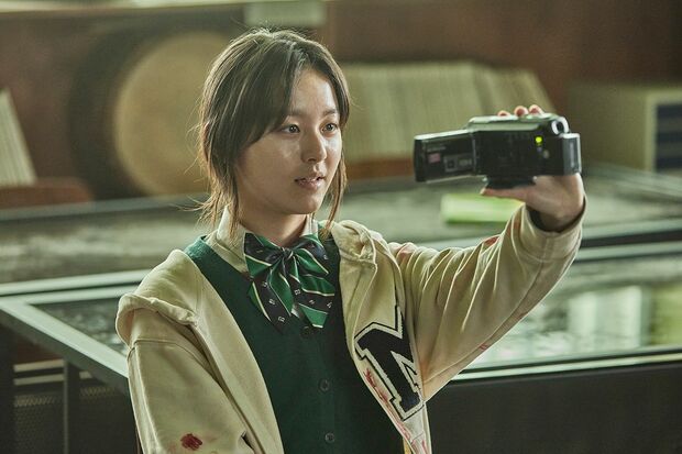 物語の語り手、しっかり者のオンジョ　Netflixシリーズ『今、私たちの学校は…』独占配信中