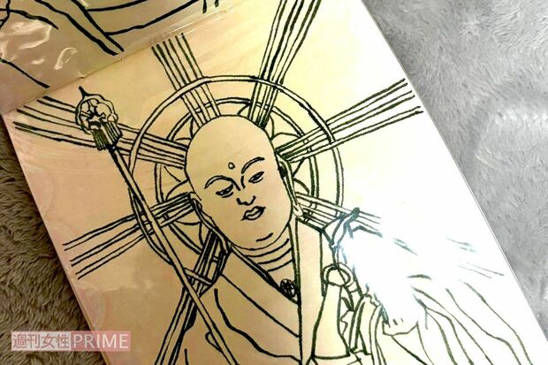 仏様の下絵を筆ペンでなぞり描きすると、ざわつく気持ちを静める効果が