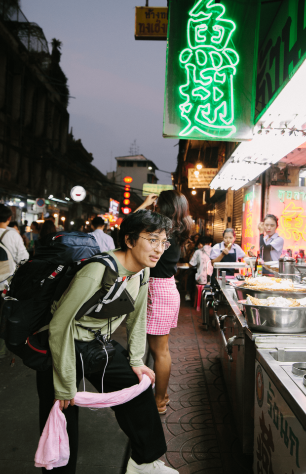 旅の最初。タイの同じ場所で写真を撮影した藤原江理奈は、「最初は表情をつくる余裕がまったくなかった。」(撮影=ERINA FUJIWARA)