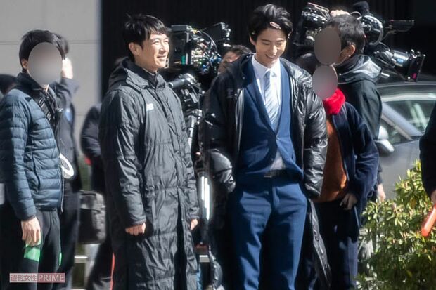 '20年、4月『半沢直樹』のロケに臨む堺雅人と賀来賢人