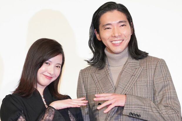 艶っぽさのあるタイトルバックに話が及ぶと「やりましょうか？」とサービス精神満点の吉高と柄本