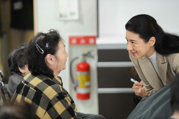 2013年11月2日、釜石市内の仮設住宅を見舞われた雅子さま。目線を合わせてお話しに