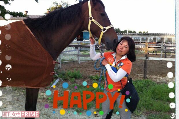 愛馬と写る田村容疑者（田村容疑者のFacebookより）