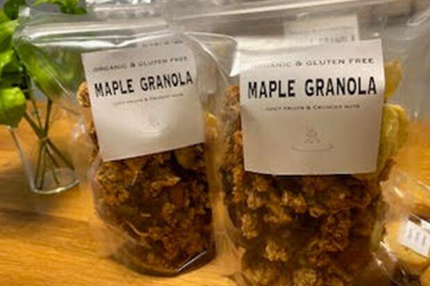 グラノーラにはゑみさん手書きのカードを添え、丁寧に梱包し、みずから発送作業を行っていた