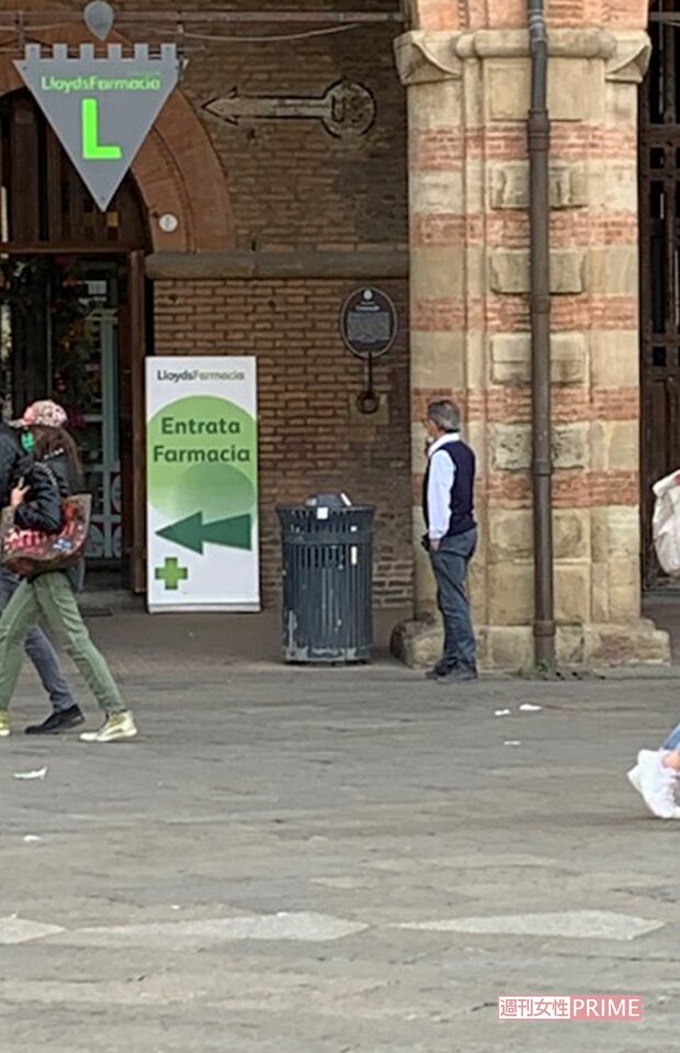 市街地の一隅に設置された喫煙所（イタリア・ボローニャ）