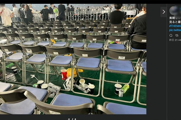 ツイッターに投稿された『THE MATCH 2022』後の東京ドーム内とされる画像。ゴミが散乱して