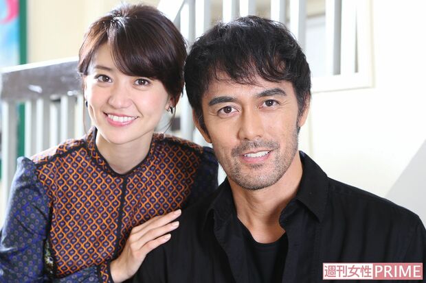 『疾風ロンド』で共演した大島優子と阿部寛　撮影／坂本利幸
