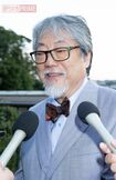 横浜市内に集まった報道陣の前で謝罪した沢田研二