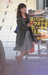 差し入れと思われる紙袋を持ちイベント会場を出ると、マネージャーと合流した新藤