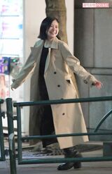 歩道で弾けた笑顔を見せた吉高