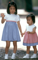 1歳8か月のころ、ご一家で滞在した軽井沢で。姉・眞子さんの手をギュッと握って