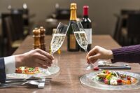「ペットボトル回し飲み」「飲めないのにワリカン」永遠の論争、あなたはどっち派?