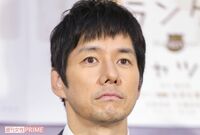 西島秀俊、公園で家族サービス!「3歩下がって」歩く妻はやっぱり元“プロ彼女”