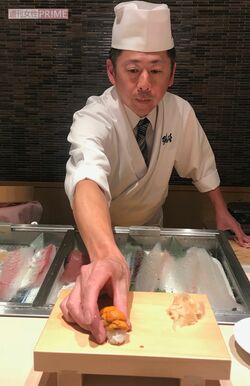板長で鮮魚チーフの磯和弘記さんが江戸前の寿司を握ってくれる