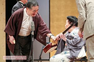 ご主人でマネージャーの成田常也さんが素早く愛用の三味線を用意する（'17年）　撮影／佐藤靖彦