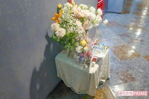 石澤さんの勤務店の前には献花台が設けられていた