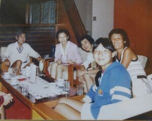  テニスの後、篠原さん（右端）らテニス仲間と歓談され和やかな様子の両陛下（'80年代）