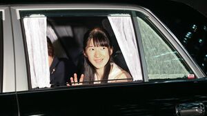 学校から帰宅後、半蔵門を通過された愛子さまにお疲れの様子はなかったが…（’16年12月1日）