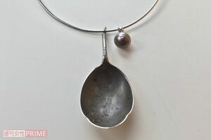 スプーンの隣についているブラックパールは、20年以上前に母親から譲られたもの